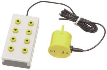 Das Bild zeigt ein Steuergerät mit einer rechteckigen weißen Basis und sieben gelben Knöpfen. An einem Kabel hängt ein runder gelber Teil mit einem Einschaltknopf.