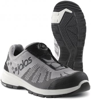 Das Bild zeigt einen grauen, sportlichen Schuh mit schwarzer Gummisohle. Er hat ein atmungsaktives Obermaterial und eine schnürsenkellose BOA-Verschlussmechanik für einfaches Anpassen.