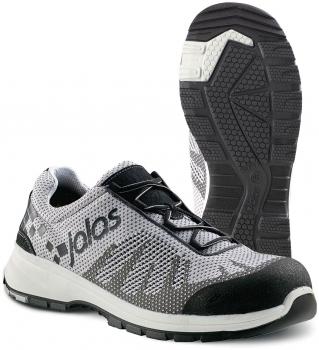 Das Bild zeigt einen grauen Sport- oder Laufschuh mit schwarzem und weißem Akzenten. Die Sohle hat ein strukturiertes Muster für besseren Halt. Schnürsenkel sind sichtbar.