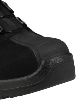 Das Bild zeigt die Vorderansicht eines schwarzen Schuhs mit verstärkter Kappe. Der Schuh hat eine glatte Oberfläche und eine robuste, profilierte Sohle, die für guten Halt sorgt.