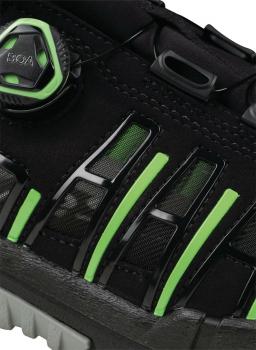 Das Bild zeigt einen schwarzen Sportschuh mit grünen Akzenten. Die Oberfläche hat durchsichtige Einsätze und eine Schnellschnürung mit einer runden Schnur. Die Sohle ist griffig.