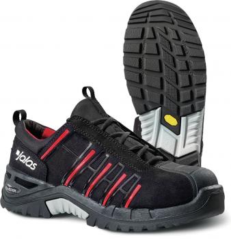 Das Bild zeigt einen stabilen, schwarzen Sicherheitsschuh mit roten Akzenten. Die Sohle ist rutschfest und hat ein tiefes Profil für guten Halt. Der Schuh bietet Schutz für die Zehen.