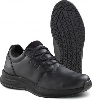 Das Bild zeigt einen schwarzen Schuh aus Leder mit Schnürsenkeln und einer griffigen Gummisohle. Der Schuh hat eine klare, sportive Form und eine bequeme Sohle für Alltag und Freizeit.