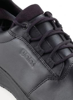 Das Bild zeigt einen schwarzen Schuh aus Leder, der mit Schnürsenkeln versehen ist. Die Oberfläche wirkt glatt und modern, und das Logo ist an der Seite sichtbar.