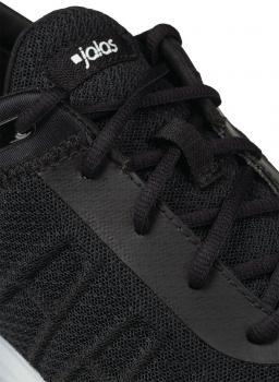 Das Bild zeigt einen schwarzen Sportschuh mit wirbelnden Schnürsenkeln. Die Oberfläche besteht aus atmungsaktivem Material, und ein kleiner Markenaufdruck ist sichtbar.
