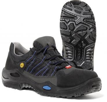 Das Bild zeigt einen schwarzen Arbeitsschuh mit einer strukturierten Gummisohle. Der Schuh hat ein sportliches Design, graue und blaue Akzente sowie ein atmungsaktives Obermaterial.
