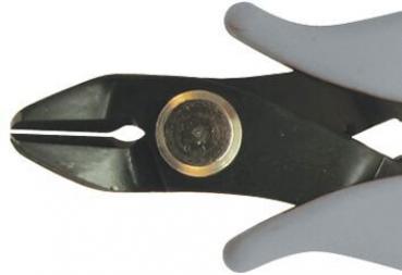 Das Bild zeigt eine Zange mit grauen, ergonomischen Griffen. Der Kopf ist schwarz und hat eine ovale Öffnung zum Greifen und Schneiden von Materialien. Ein kreisrunder Metallknopf ist in der Mitte.