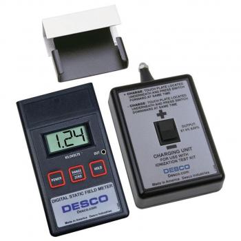 Das Bild zeigt zwei Geräte. Links ein digitales Elektrometer mit Display und Tasten, rechts ein Ladegerät mit einem Schalter und einem Plus-Zeichen. Beide sind schwarz.