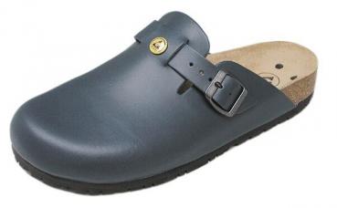 Der Schuh ist ein grauer Clog mit einem geschlossenen Vorderteil und offenem Fersenbereich. Er hat eine kleine Schnalle und eine gepolsterte Innensohle aus Leder. Die Sohle ist schwarz und rutschfest.