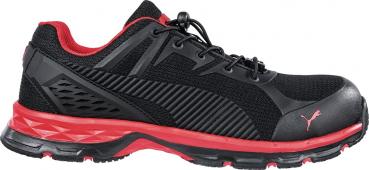 Der Schuh ist sportlich, überwiegend schwarz mit roten Akzenten. Er hat ein atmungsaktives Obermaterial und eine dicke, gepolsterte Sohle für Komfort und Grip. Ideal für aktive Nutzung.