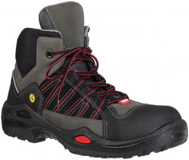 Der Schuh ist ein stabiler, schwarzer Arbeitsschuh mit grauen und roten Akzenten. Er hat eine hohe Form, Schnürsenkel und eine rutschfeste Sohle für besseren Halt.