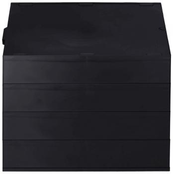 Das Bild zeigt eine schwarze, flache Box mit einem leicht geneigten Deckel. Die Box hat mehrere horizontale Rillen und erscheint schlicht und funktional.