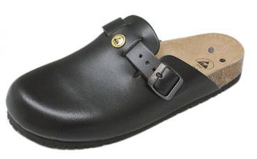 Der Schuh ist ein schwarzer Clog aus Leder mit einem breiten, flachen Fußbett. Er hat einen verstellbaren Riemen mit einer goldenen Schnalle. Die Sohle ist dick und rutschfest.