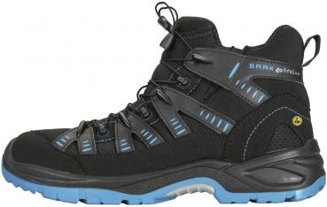 Das Bild zeigt einen schwarzen Wanderschuh mit hohem Schaft und blauen Akzenten. Er hat reflektierende Elemente und eine robuste Sohle, die für guten Halt sorgt. Ideal für Outdoorsport.