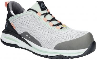 Der Schuh ist sportlich und schlank, mit einem grauen, atmungsaktiven Obermaterial. Die Sohle ist weiß mit grünlichem Akzent. An der Ferse ist er schwarz, mit orangefarbenen Details.