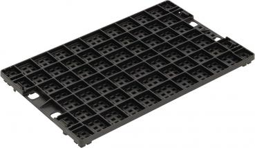 Das Bild zeigt eine rechteckige, schwarze Kunststoffpalette mit vielen kleinen quadratischen Öffnungen. Die Oberfläche ist flach und die Kanten sind leicht abgerundet.