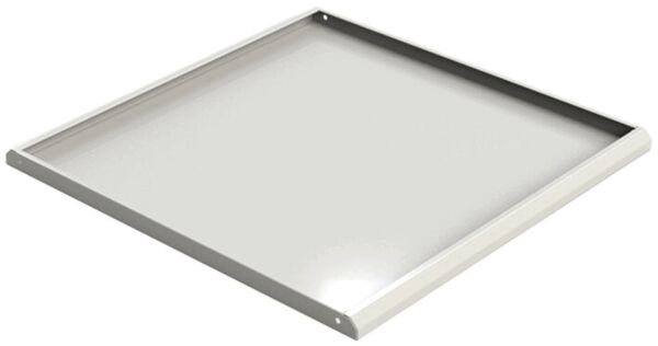 The image shows a square, flat plate with a stable, narrow rim. The surface is smooth and transparent, the rim is metallic and forms a clear boundary.