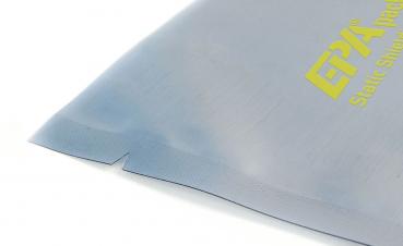 Das Bild zeigt eine transparente, flexible Kunststofftüte mit einem bläulichen Farbton. Auf der Tüte steht in Gelb 