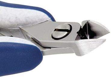 Das Bild zeigt eine metallische Nagel- oder Drahtzange. Sie hat eine scharfe, gebogene Kante und ergonomische Griffe in Blau und Weiß. Ideal zum Schneiden kleiner Teile.