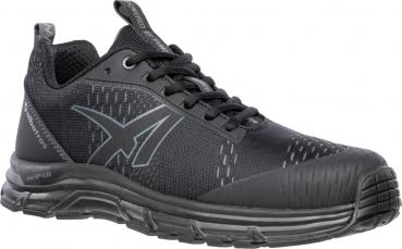 Der Schuh ist ein schwarzer Sneaker mit einer strukturierten Oberfläche, verstärktem Zehenbereich und einer flexiblen Gummisohle. Er hat schwarze Schnürsenkel und eine sportliche Form.