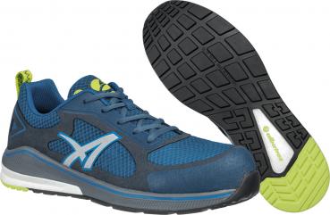 Das Bild zeigt einen blauen Sportschuh mit Netzoberfläche und grünen Akzenten. Die Sohle ist schwarz mit einem griffigen Muster für besseren Halt. Der Schuh ist leicht und modern.