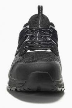 Das Bild zeigt einen schwarzen Sportschuh von vorne. Er hat eine strukturierte Oberseite aus Stoff, kräftige Schnürsenkel und eine robuste Sohle. Die Form ist sportlich und modern.