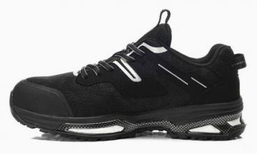 Der Schuh ist schwarz mit einer sportlichen Form. Er hat eine gepolsterte Sohle, Schnürsenkel und reflektierende Elemente. Die Vorderseite ist verstärkt für zusätzlichen Schutz.