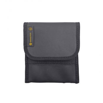 Das Bild zeigt eine schwarze Geldbörse aus einem glatten Material. Sie hat eine Klappe, die mit einem Druckknopf geschlossen wird, und eine kleine, hervorstehende Marke in Gelb.