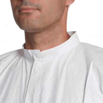 Das Bild zeigt den Hals und die Brust eines Mannes, der ein weißes, einfach geschnittenes Hemd mit Stehkragen trägt. Die Textur des Stoffes wirkt leicht und glatt.