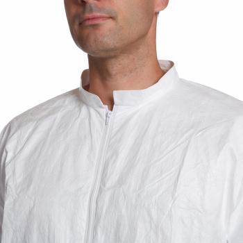 Das Bild zeigt einen Mann mit einem weißen Oberteil. Das Oberteil hat einen hohen Kragen und eine durchgehende Frontreißverschluss. Die Textur wirkt leicht und faltig.