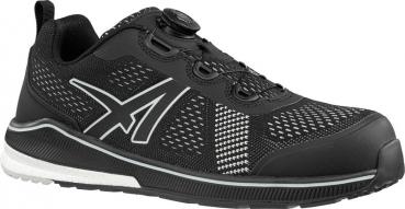 Ein schwarzer Sportschuh mit atmungsaktivem Netzmaterial und reflektierenden Details. Er hat eine kunststoffene Zehenkappe und eine moderne Schnürung mit einem Drehverschluss.