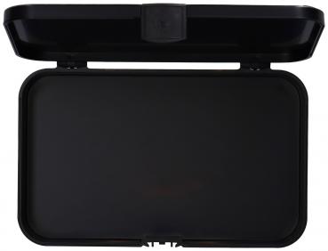 Das Bild zeigt eine schwarze, rechteckige Box mit einem Klappdeckel, der offen ist. Die Innenseite ist ebenfalls schwarz und es gibt keine weiteren sichtbaren Details.