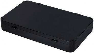 Das Bild zeigt eine flache, rechteckige Box in Schwarz. Die Oberseite ist glatt und hat runde Ecken. An den Seiten sind zwei kleine Vertiefungen sichtbar, wahrscheinlich zum Öffnen.