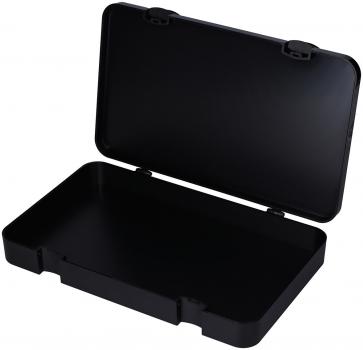 Das Bild zeigt eine schwarze, rechteckige Box mit einem abnehmbaren Deckel. Sie ist innen glatt und leer, mit Scharnieren an der Oberseite. Die Oberfläche wirkt schlicht und unauffällig.