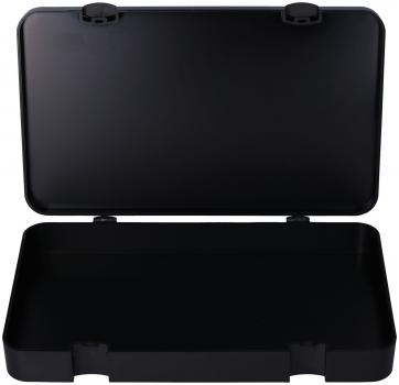 Das Bild zeigt eine schwarze, rechteckige Box mit einem Deckel. Der Deckel ist offen und zeigt das Innere, das ebenfalls schwarz ist. Die Kanten sind klar definiert.