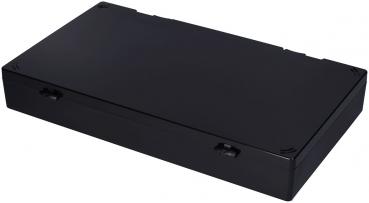 Das Bild zeigt eine rechteckige, flache Box in schwarzer Farbe. Sie hat gerade Kanten und zwei seitliche Griffe. Die Oberfläche ist glatt und schimmernd.