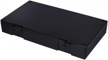 Das Bild zeigt eine rechteckige, flache Plastikbox in Schwarz. Sie hat abgerundete Ecken und zwei Verschlüsse an der langen Seite. Die Oberfläche ist glatt und einheitlich ohne Muster.