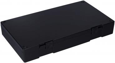 Das Bild zeigt eine rechteckige, flache Box in schwarzer Farbe. Sie hat klare Kanten und gibt den Eindruck von Stabilität. Die Oberfläche ist glatt und unauffällig.