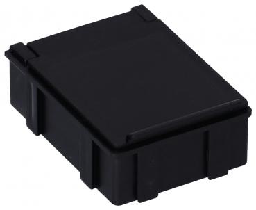 Das Bild zeigt eine kleine, schwarze Kunststoffbox mit einem flachen Deckel. Die Ecken sind leicht abgerundet, und es gibt seitliche Vertiefungen für besseren Halt. Sie wirkt robust und kompakt.