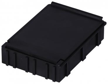 Das Bild zeigt eine rechteckige, schwarze Box aus Kunststoff mit einem flachen Deckel. Die Oberfläche ist glatt, und die Seiten haben vertikale Einkerbungen.