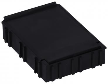 Es handelt sich um eine schwarze, rechteckige Box mit leicht abgerundeten Kanten. Die Oberfläche ist glatt, und die Seiten sind durch Rillen strukturiert. Sie wirkt stabil und funktional.