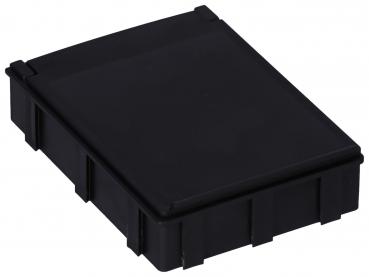 Das Bild zeigt eine schwarze, rechteckige Box mit einem flachen Deckel. Die Box hat an den Seiten vertikale Rillen und wirkt stabil und robust. Sie ist grösser als ein Kartenspiel.