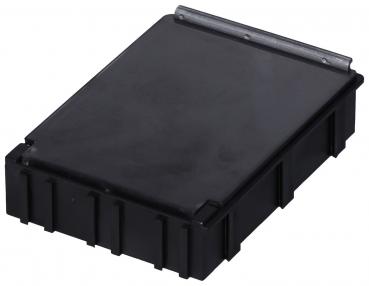 Das Bild zeigt eine rechteckige, flache schwarze Box mit einem glatten Deckel und einer kleinen Metallschnalle. Die Seiten sind leicht erhöht und haben ein gezacktes Muster.