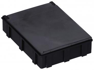 Das Bild zeigt eine schwarze, rechteckige Kunststoffbox mit leicht erhöhtem Deckel. Die Seiten sind glatt und die Ecken sind abgerundet. Die Box hat eine strukturierte Oberfläche.