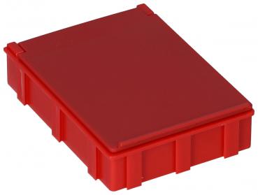 Auf dem Bild ist eine rote, rechteckige Box zu sehen. Sie hat einen flachen Deckel und ist aus Kunststoff. Die Oberfläche ist glatt, die Kanten sind leicht abgeflacht. Die Box hat seitliche Vertiefungen für besseren Halt.
