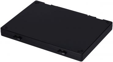 Das Bild zeigt eine flache, rechteckige Box in Schwarz. Sie hat abgerundete Ecken und vier kleine Halterungen in den Ecken, die möglicherweise zur Befestigung dienen. Die Oberfläche ist glatt.