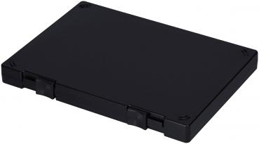 Das Bild zeigt eine flache, rechteckige schwarze Box mit abgerundeten Ecken. Sie hat an zwei Seiten kleine Clips oder Verschlüsse für das Öffnen und Schließen. Die Oberfläche ist glatt.