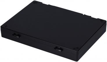 Das Bild zeigt eine rechteckige, flache, schwarze Box ohne besondere Muster oder Aufdrucke. Die Kanten sind gerade, und die Oberfläche ist glatt. Es gibt vier kleine Aussparungen an den Ecken.
