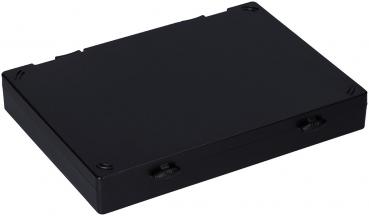 Das Bild zeigt eine rechteckige, flache schwarze Box. Sie hat verzweigte Ecken und zwei Verschlüsse an der Vorderseite. Die Oberfläche ist glatt und unauffällig.