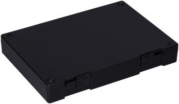 Das Bild zeigt eine rechteckige, matte schwarze Box mit abgerundeten Ecken. Sie hat eine flache Form und lässt sich wahrscheinlich öffnen, da es kleine Verschlüsse an den Seiten gibt.
